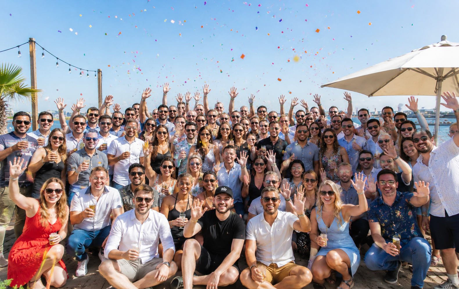 Firmenteam feiert gemeinsam auf einem Sommerfest