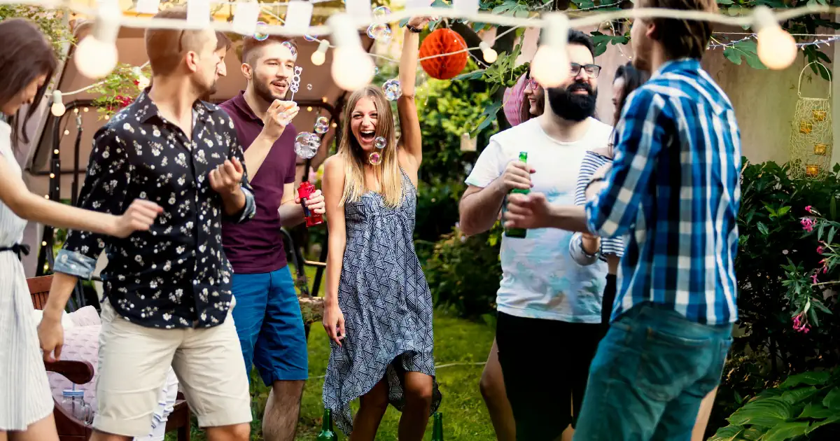Sommerfest organisieren – Team feiert gemeinsam unter freiem Himmel