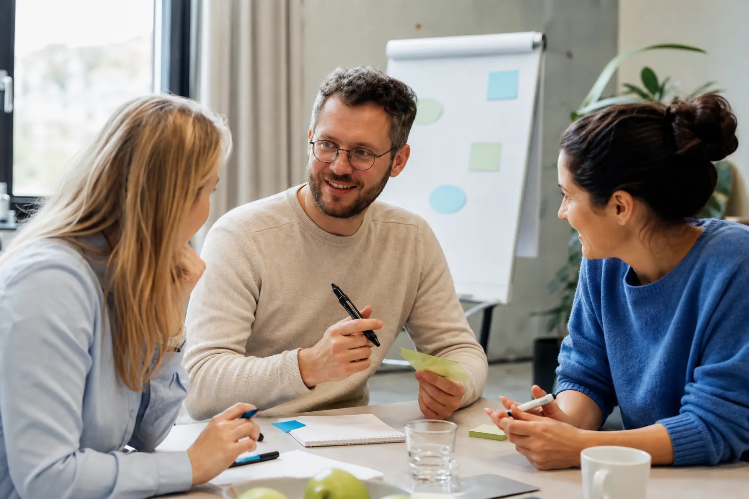 Teambuilding-Maßnahmen für bessere Kommunikation – Team tauscht sich im Workshop aus