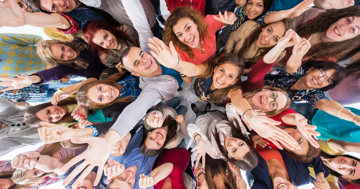 Teamevent für 50 bis 100 Personen – große Gruppe erlebt gemeinsam ein Firmenevent