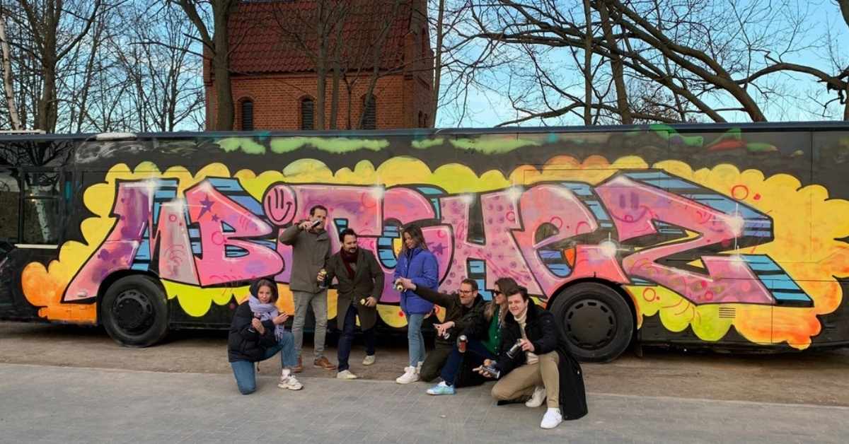 Betriebsausflug mit Graffiti, besprüht gemeinsam einen Bus 